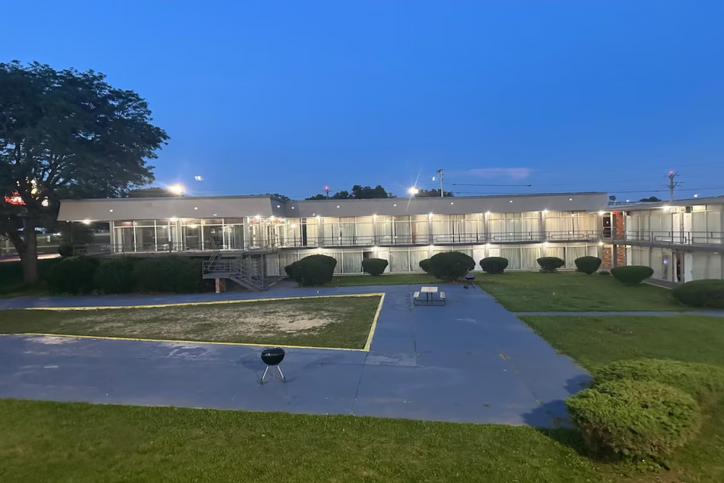 Americas Best Value Inn Rockford 1/4