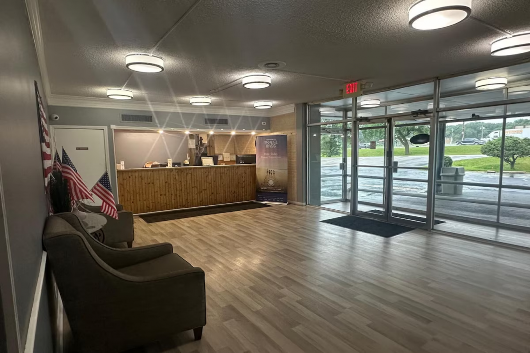 Americas Best Value Inn Rockford 2/4