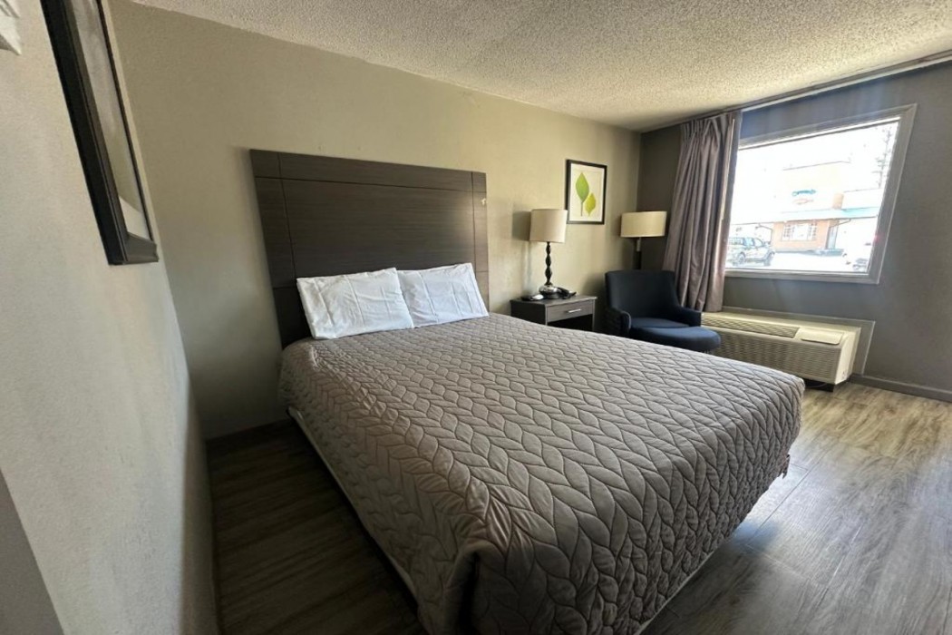 Executive Inn 12/41