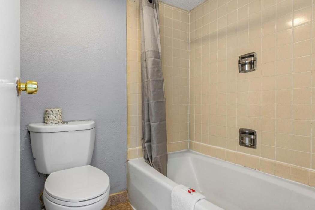 Super 8 by Wyndham Portsmouth - Norfolk 12/31