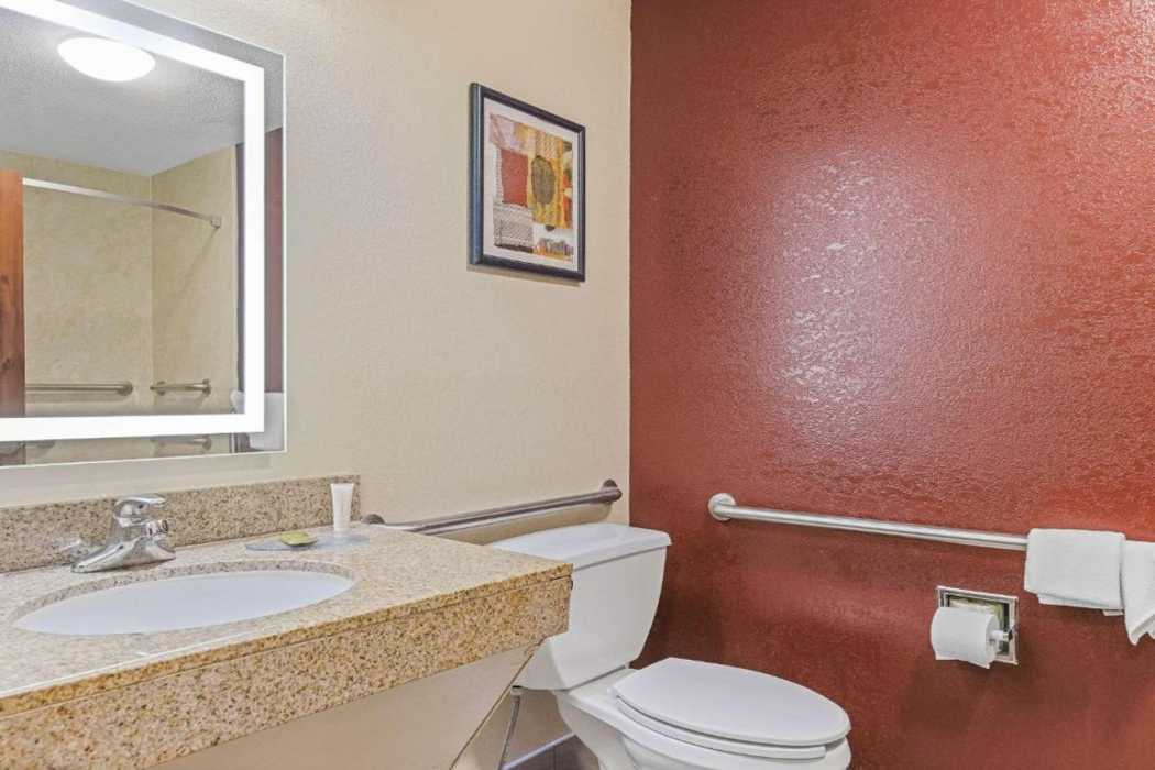 Clarion Pointe Savannah Gateway I-95 14/20