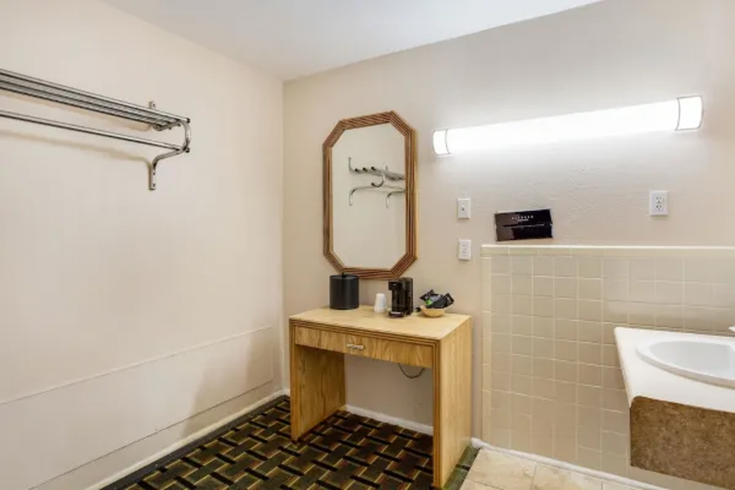 rodeway inn and suites raton