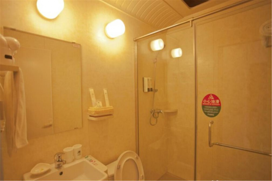 GreenTree Inn Liaoning Dalian Railway Station South Shengli Square Express Hotel 12/35
