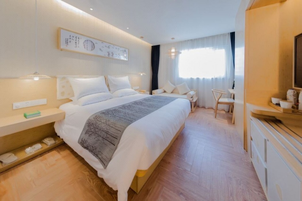 Hidden hotel 4/8