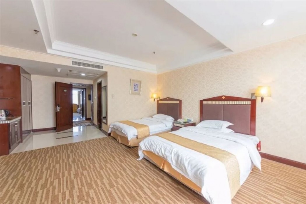 Diamond Hotel 13/23