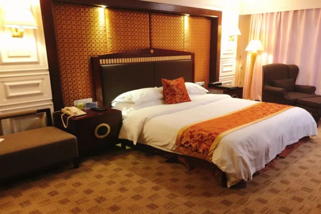 Diamond Hotel 12/23