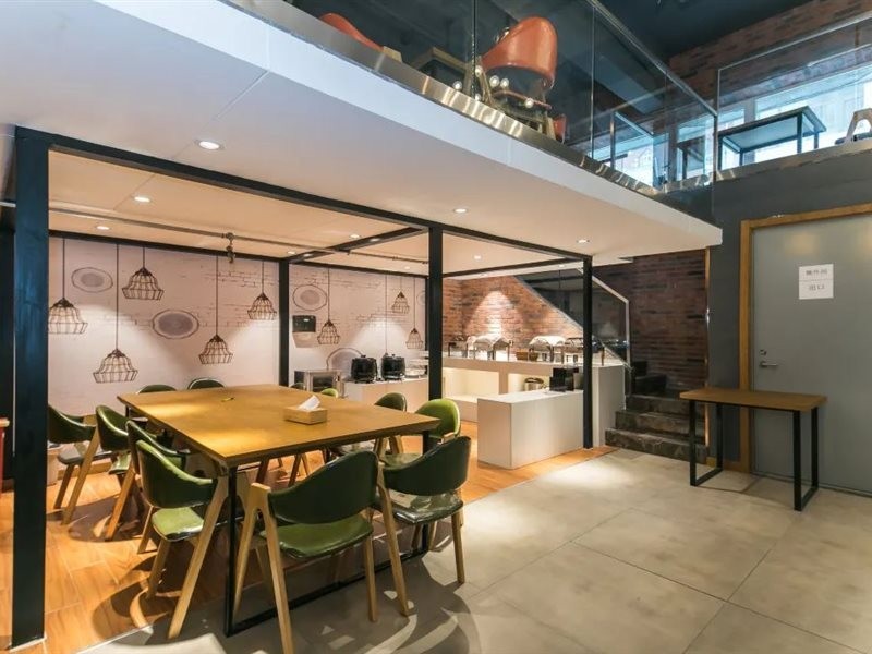 James Joyce Coffetel (Tianjin Railway Station) 34/54