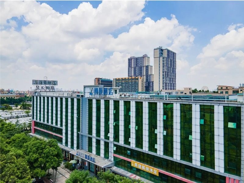 Zmax Hotel (Guangzhou South Railway Station Nanpu Metro Station) 1/5