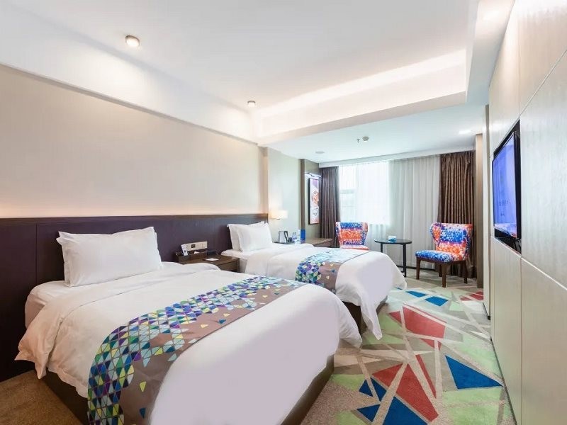 Zmax Hotel (Guangzhou South Railway Station Nanpu Metro Station) 3/5