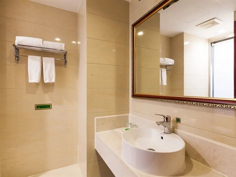 Vienna International Hotel (Shanghai Hongqiao National Exhibition and Convention Center Caobao Road) 42/47