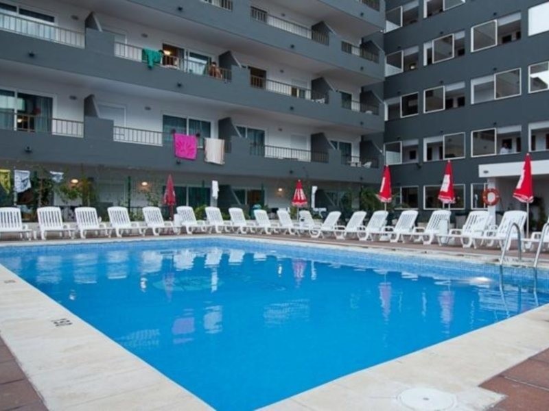 El Puerto Apartments 1/8