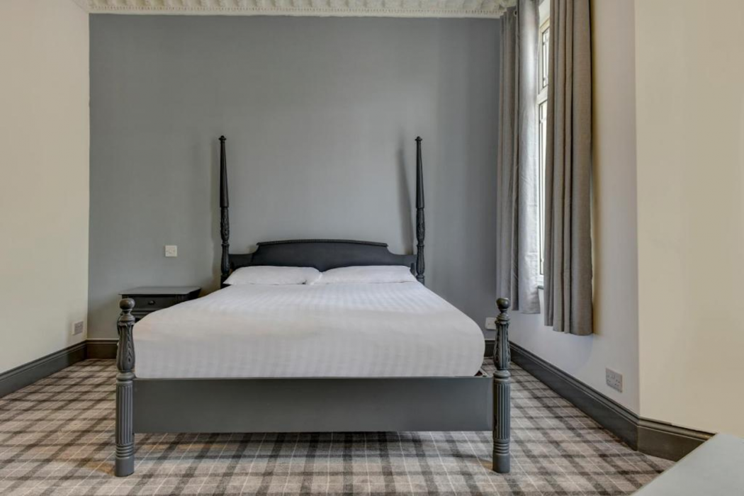 Empire Hotel 13/41