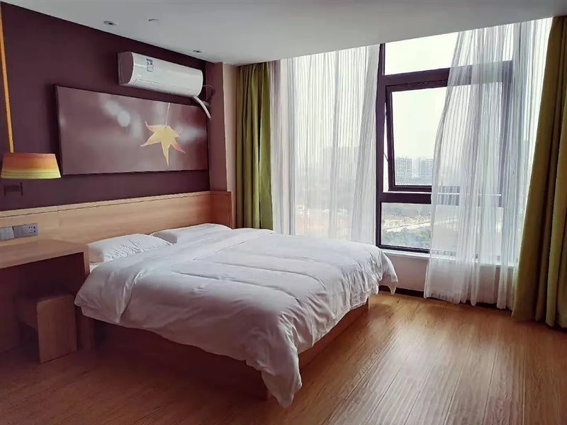 IU Hotel (Nanchang West Railway Station Square) 18/38