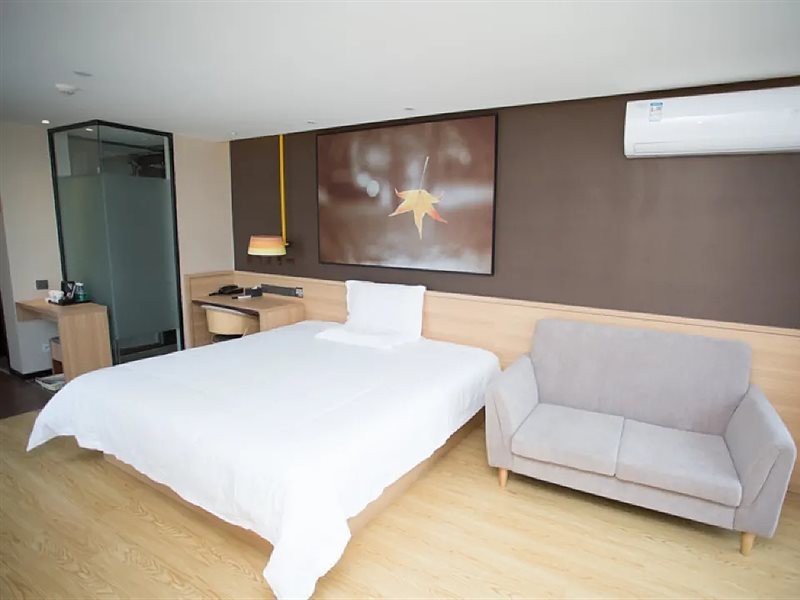 IU Hotel (Nanchang West Railway Station Square) 17/38
