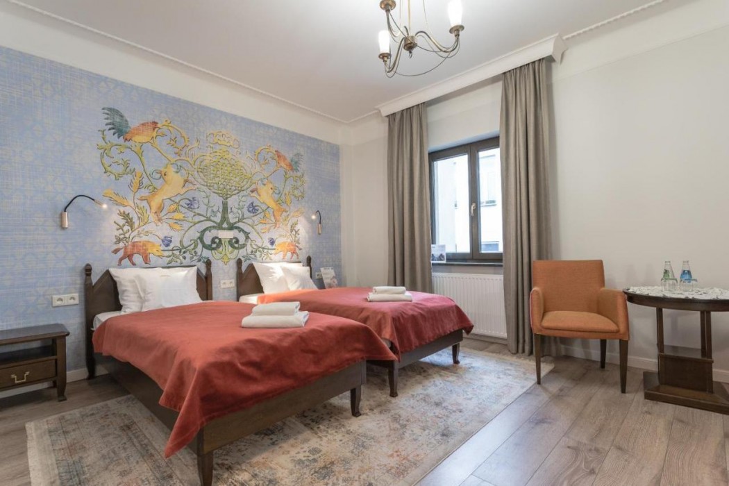 Ester Hotel 8/37
