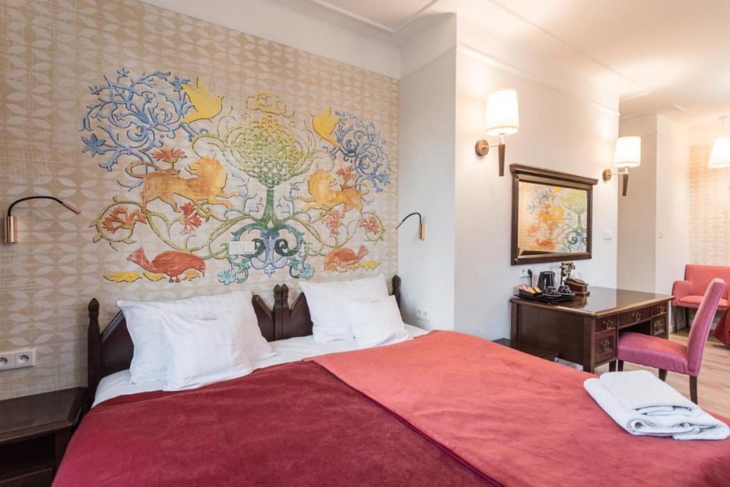 Ester Hotel 7/37