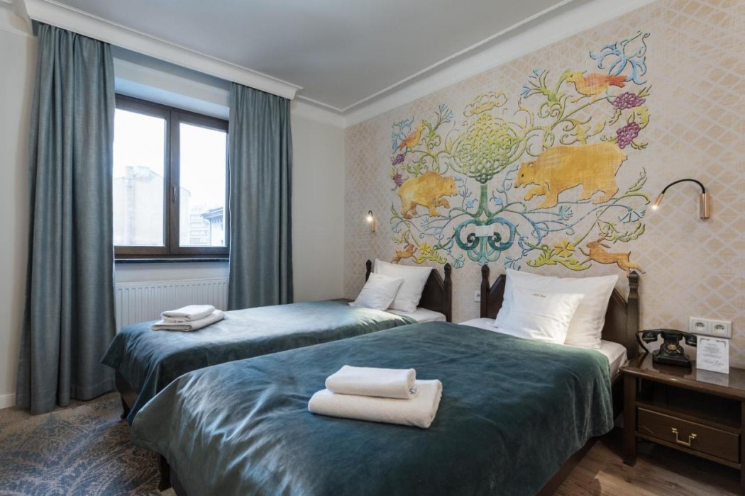 Ester Hotel 11/37