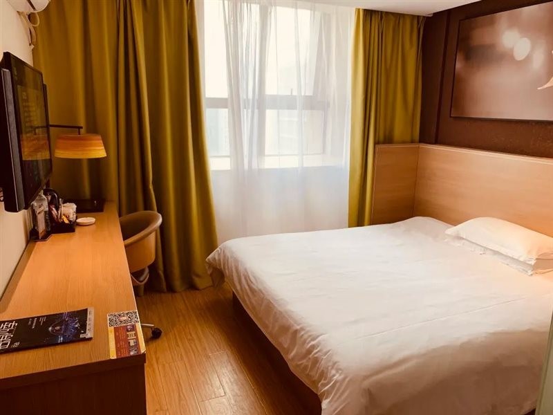 IU Hotel (Chongqing Longtou Temple North Railway Station) 24/46