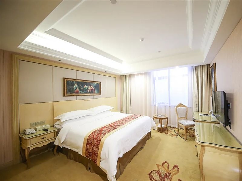 Vienna International Hotel(National Exhibition and Convention Center & West Tianshan Road) 1/5