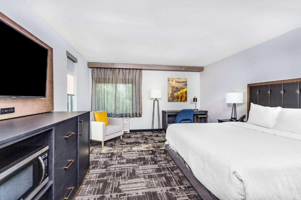 LaQuinta Suites by Wyndham South Bend Notre Dame Area 5/14