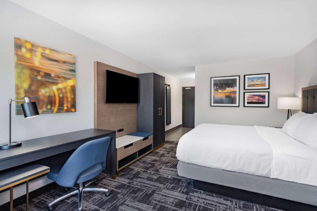 LaQuinta Suites by Wyndham South Bend Notre Dame Area 8/14