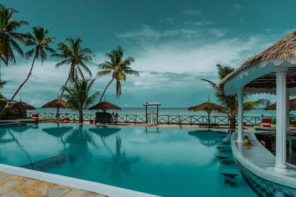 Sunny Palms Beach Bungalows 24/65