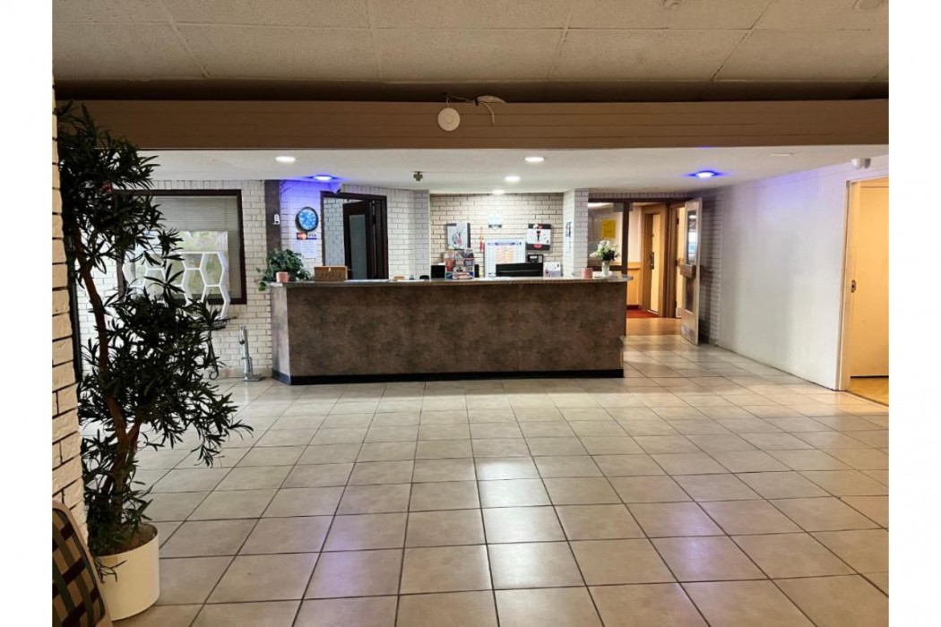 Lively Inn & Suites 4/61