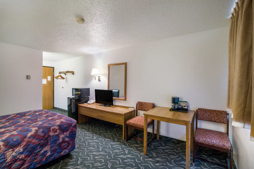 Rodeway Inn Gateway to Medora T-Roosevelt & Makoshika State Park 13/26