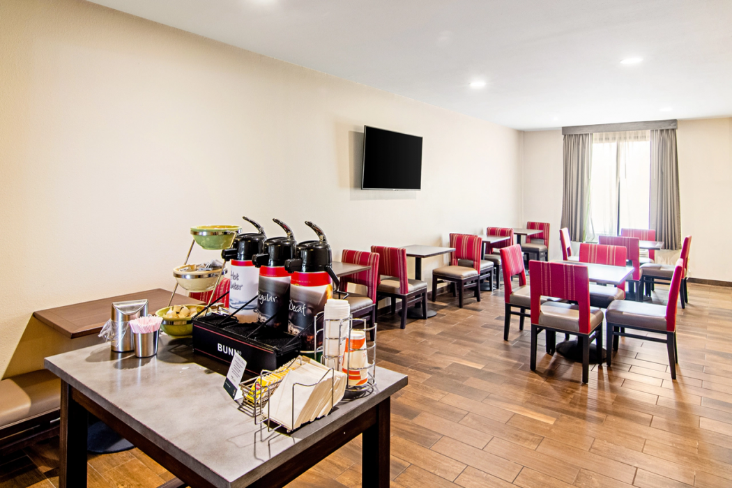 Quality Inn and Suites Near Tanger Outlet Mall 13/22