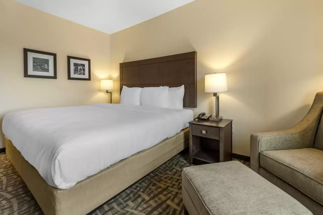 Comfort Inn and Suites Pittsburgh Northshore, PA 6/19