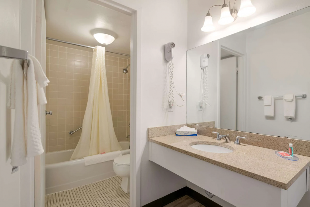 Econo Lodge Auburn I-95 10/26