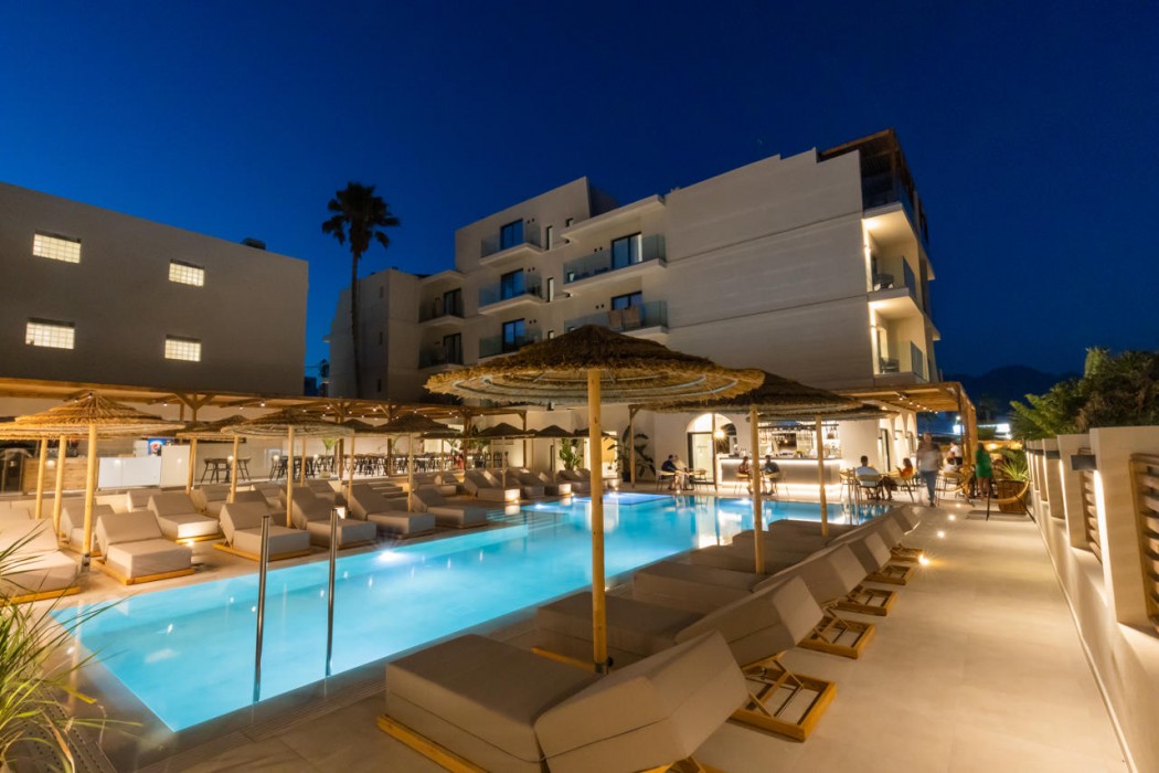 Cabana Blu Hotel and Suites 6/89