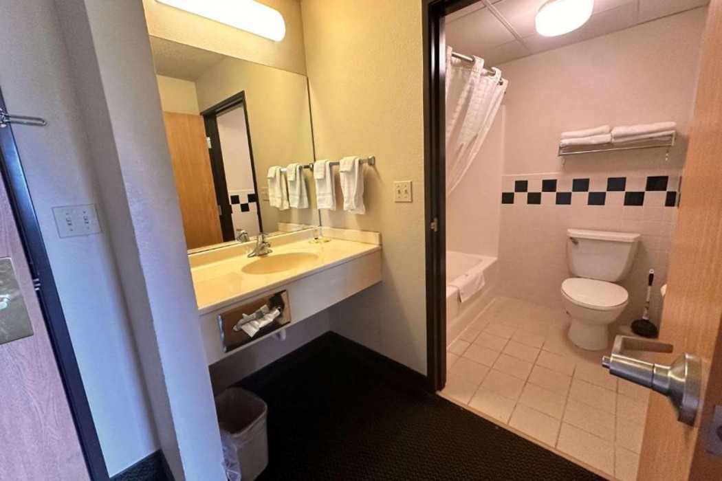 Shell Lake Lodge, a Travelodge by Wyndham 14/55