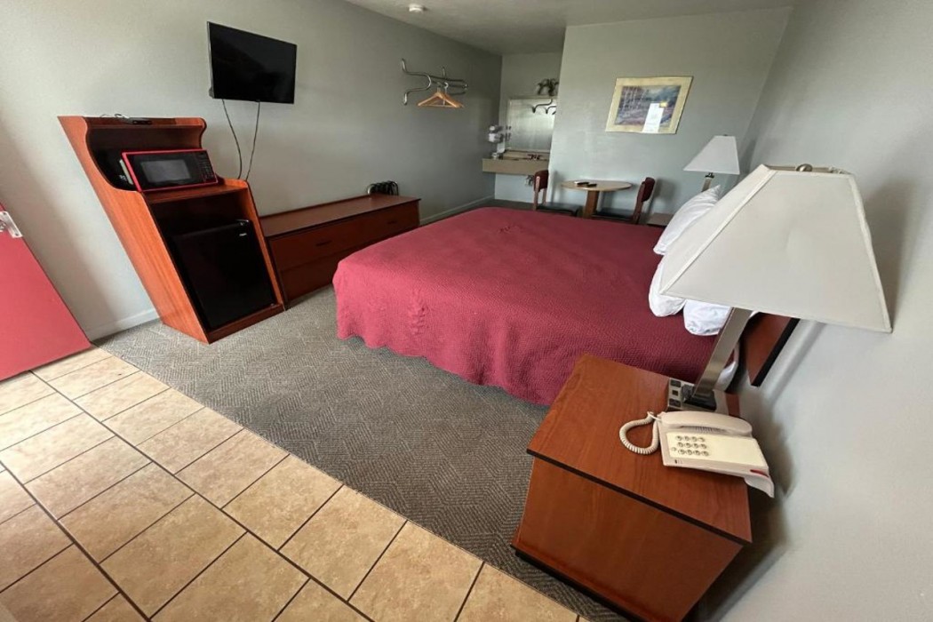 Capital O Aurora Inn Monett US 60 8/30