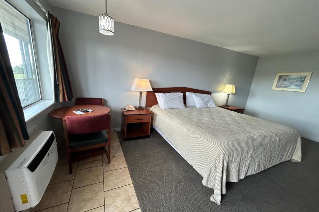 Capital O Aurora Inn Monett US 60 7/30