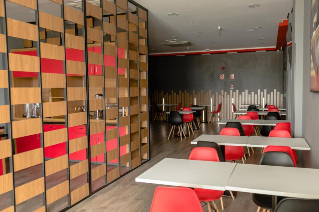 Ibis Lorena 27/61