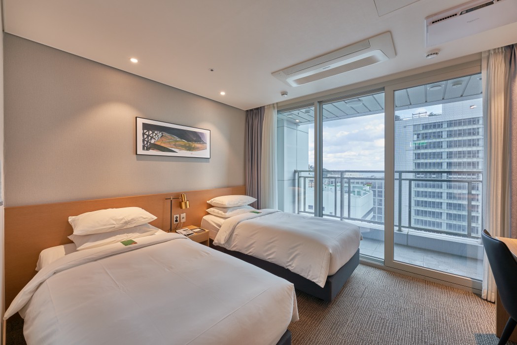Half Ocean Deluxe Twin Room