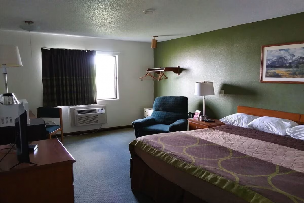 Capital O Amerihost Inn and Suites Kingdom City Hwy 54 MO 11/54