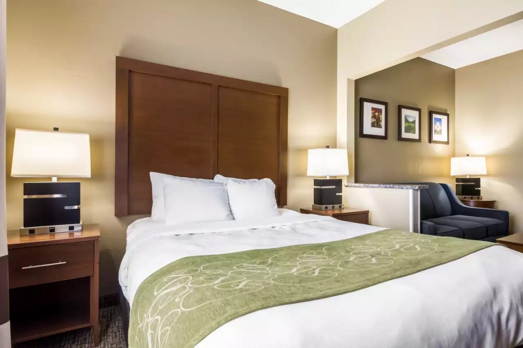Comfort Suites Sioux Falls Mall District SD 15/32