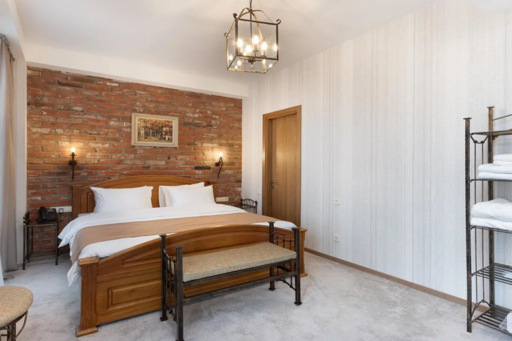 Brooch Boutique Hotel 10/63