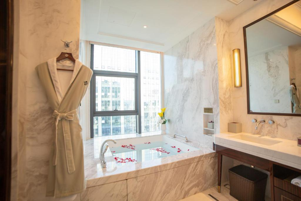 Wyndham Grand Tongren Downtown Hotel 8/56
