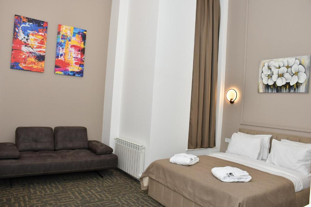 Callisto Hotel 6/54