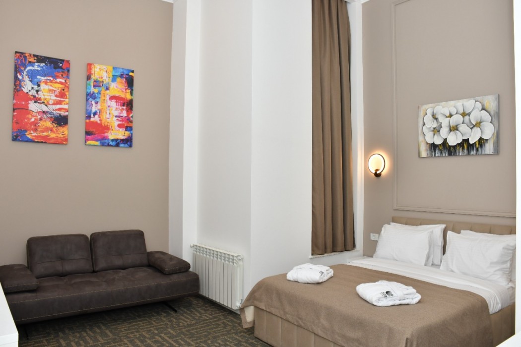 Callisto Hotel 7/54