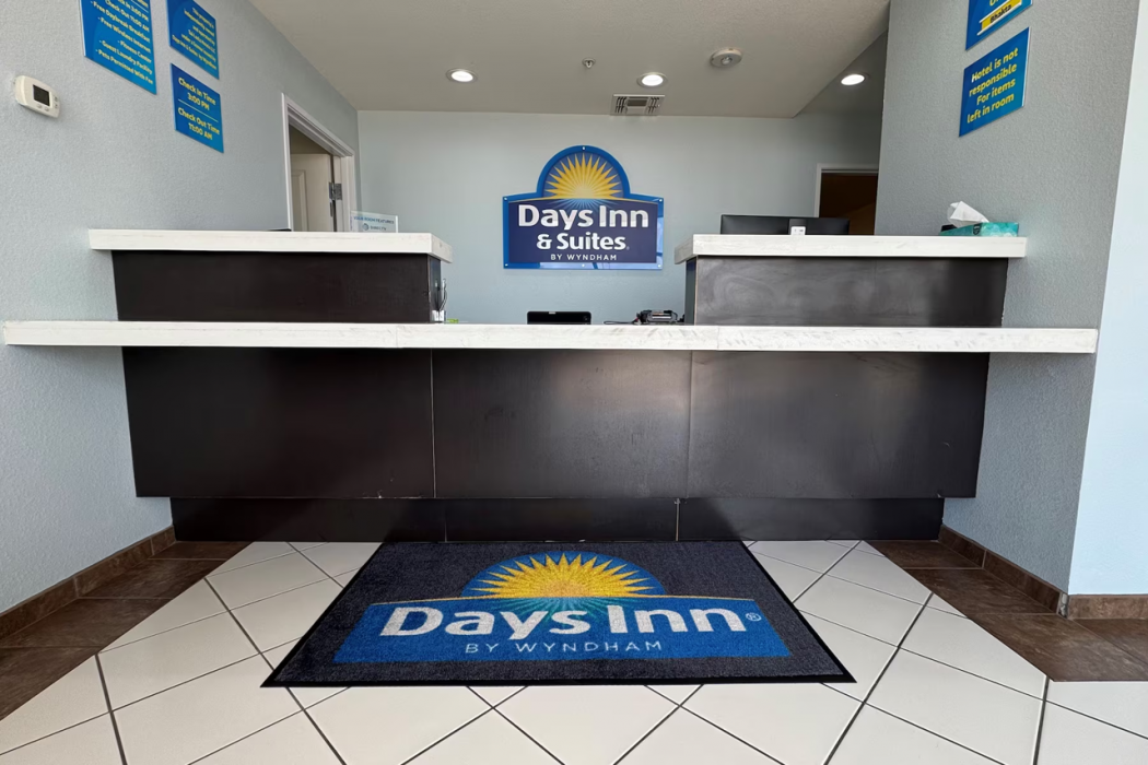 Days Inn & Suites by Wyndham Colorado City/I-20 8/37