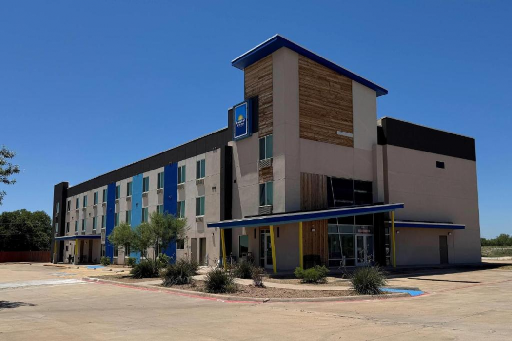 Days Inn & Suites by Wyndham Colorado City/I-20 2/37