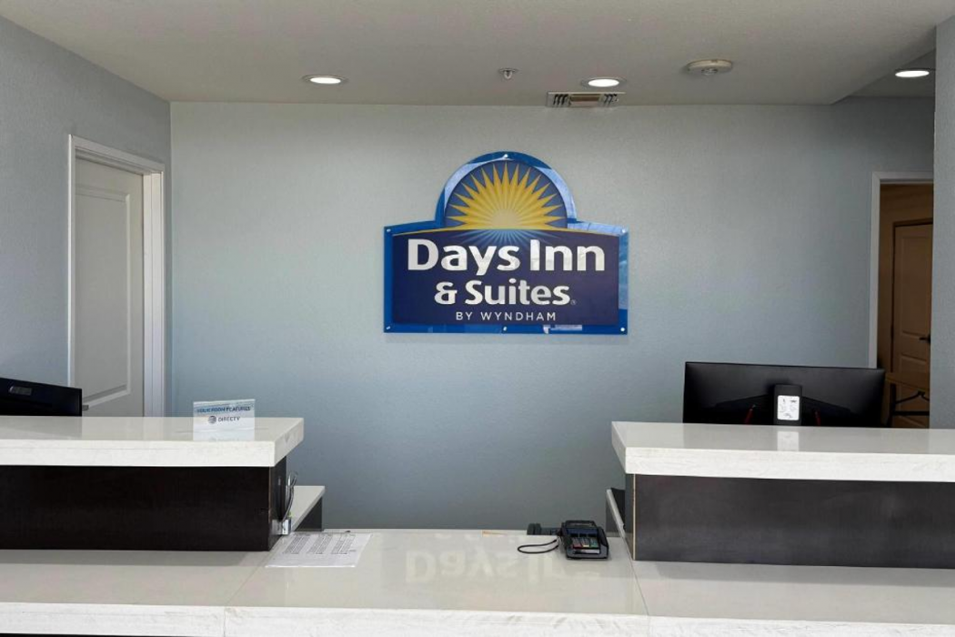 Days Inn & Suites by Wyndham Colorado City/I-20 7/37