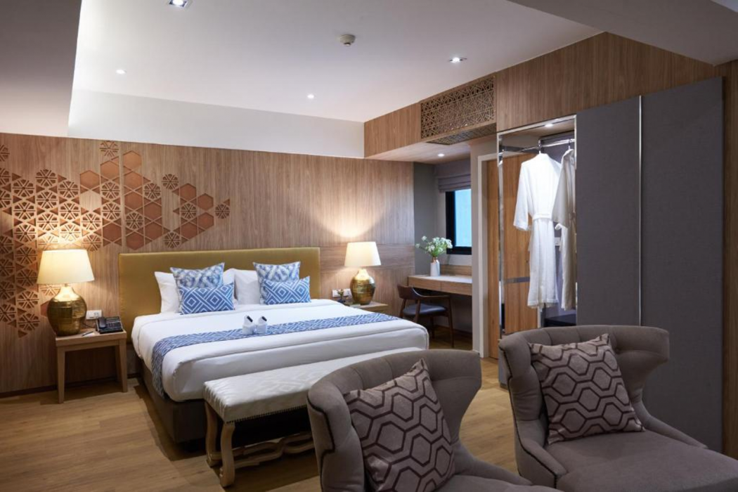 Almas Hotel Bangkok 10/65
