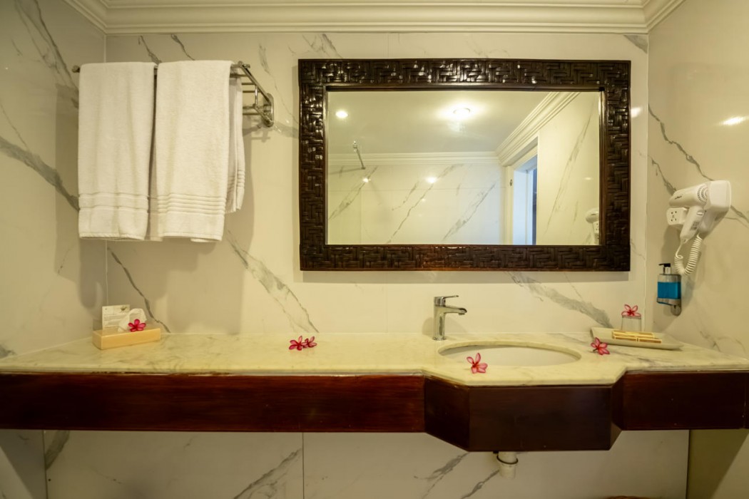 Aanari Hotel and Spa 76/82