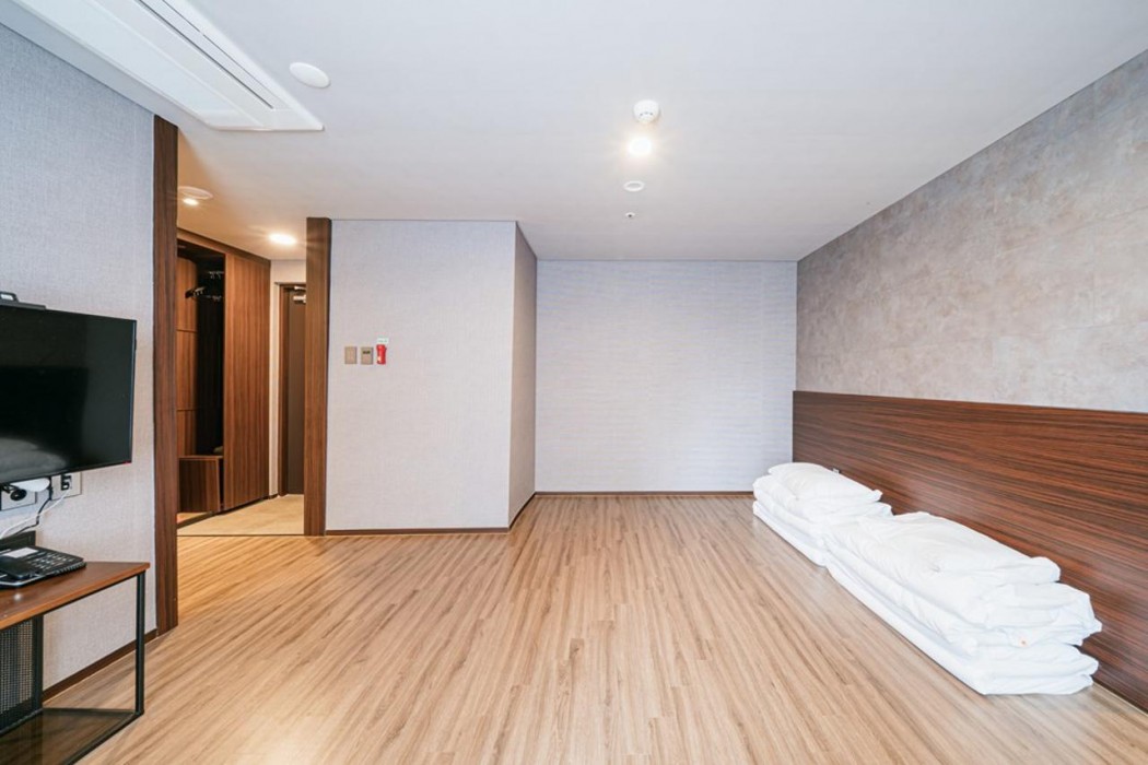 With City Hotel 9/40