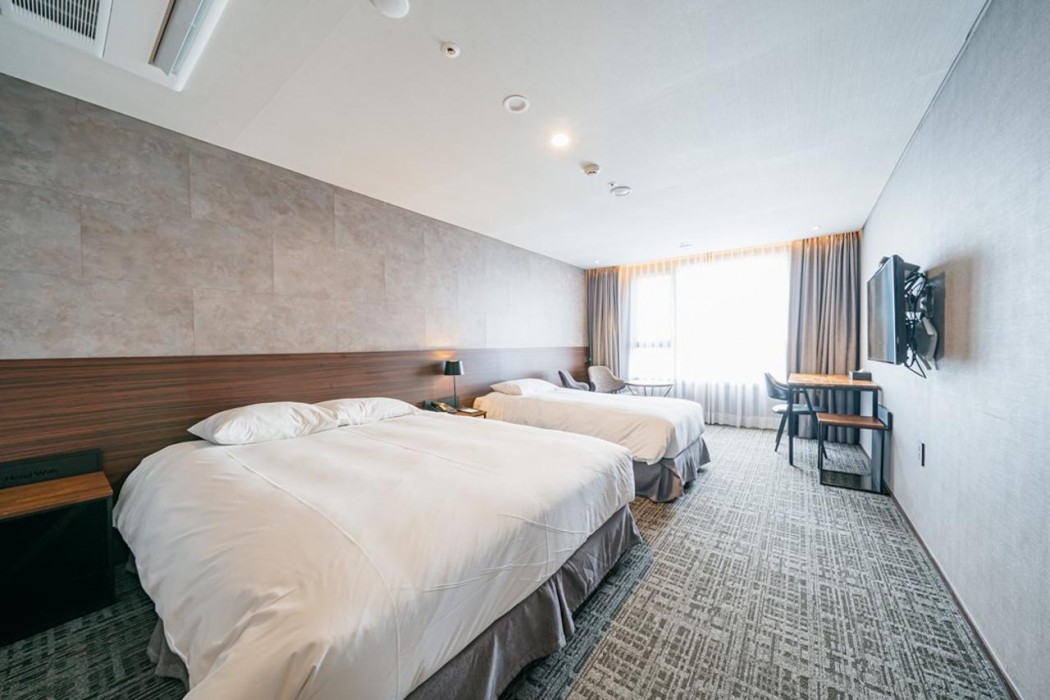 With City Hotel 10/40